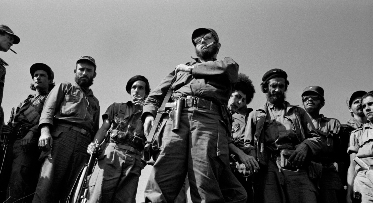 Fidel Castro y su ejército rebelde se detienen al borde de la carretera durante su marcha para liberar La Habana. Cuba, 1959. Foto: Burt Glinn.