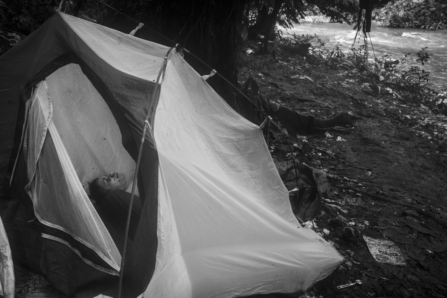 DARIÉN, PANAMÁ - 26 DE ABRIL DE 2024: El cuerpo de un joven migrante fue encontrado sin vida dentro de una tienda de campaña junto al río en la selva del Darién, Panamá.