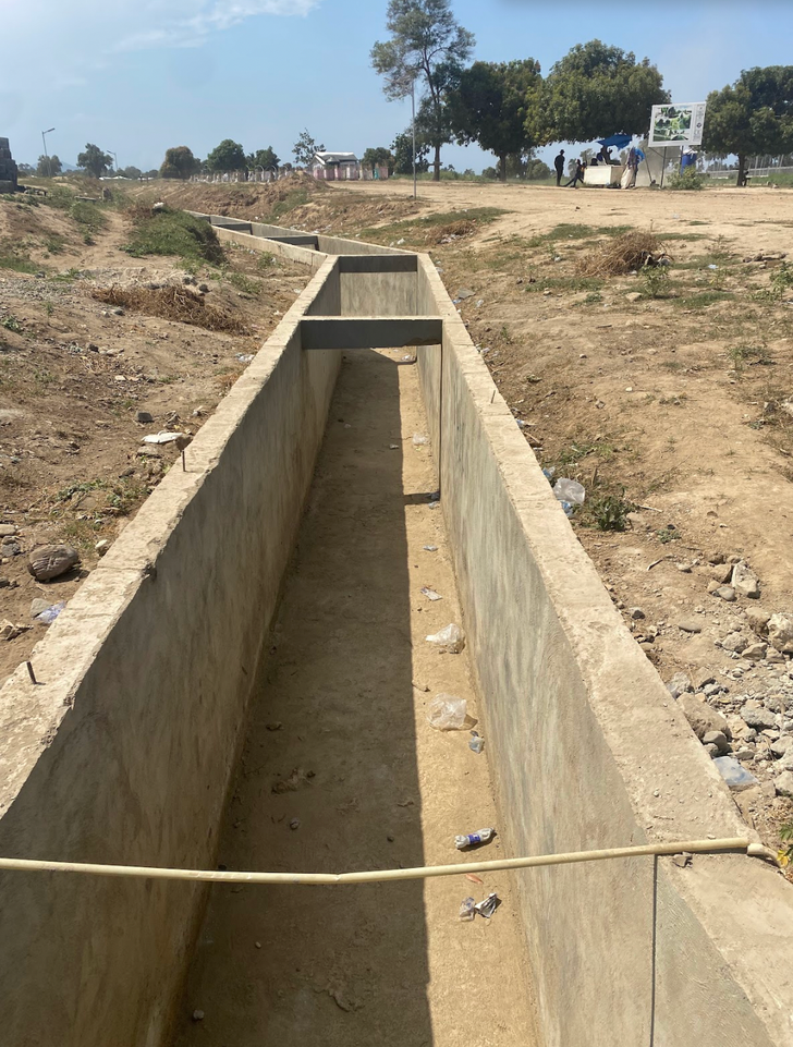 Vistas de las obras de construcción del canal para desviar agua del río Masacre, financiado por organizaciones y particulares haitianos.