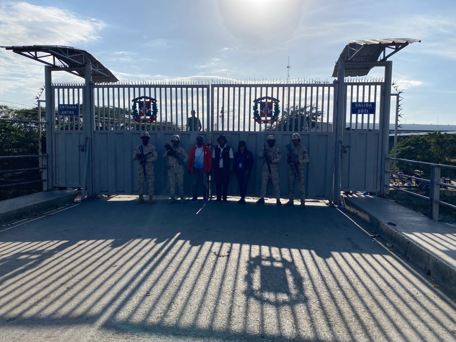 Militares y agentes migratorios dominicanos frente al portón de la frontera con Haití en la ciudad de Dajabón.