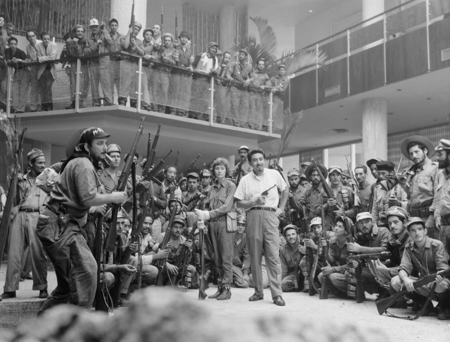 Soldados rebeldes cubanos a la entrada del Hotel Habana Hilton, 1959. Foto: Lester Cole/Corbis.