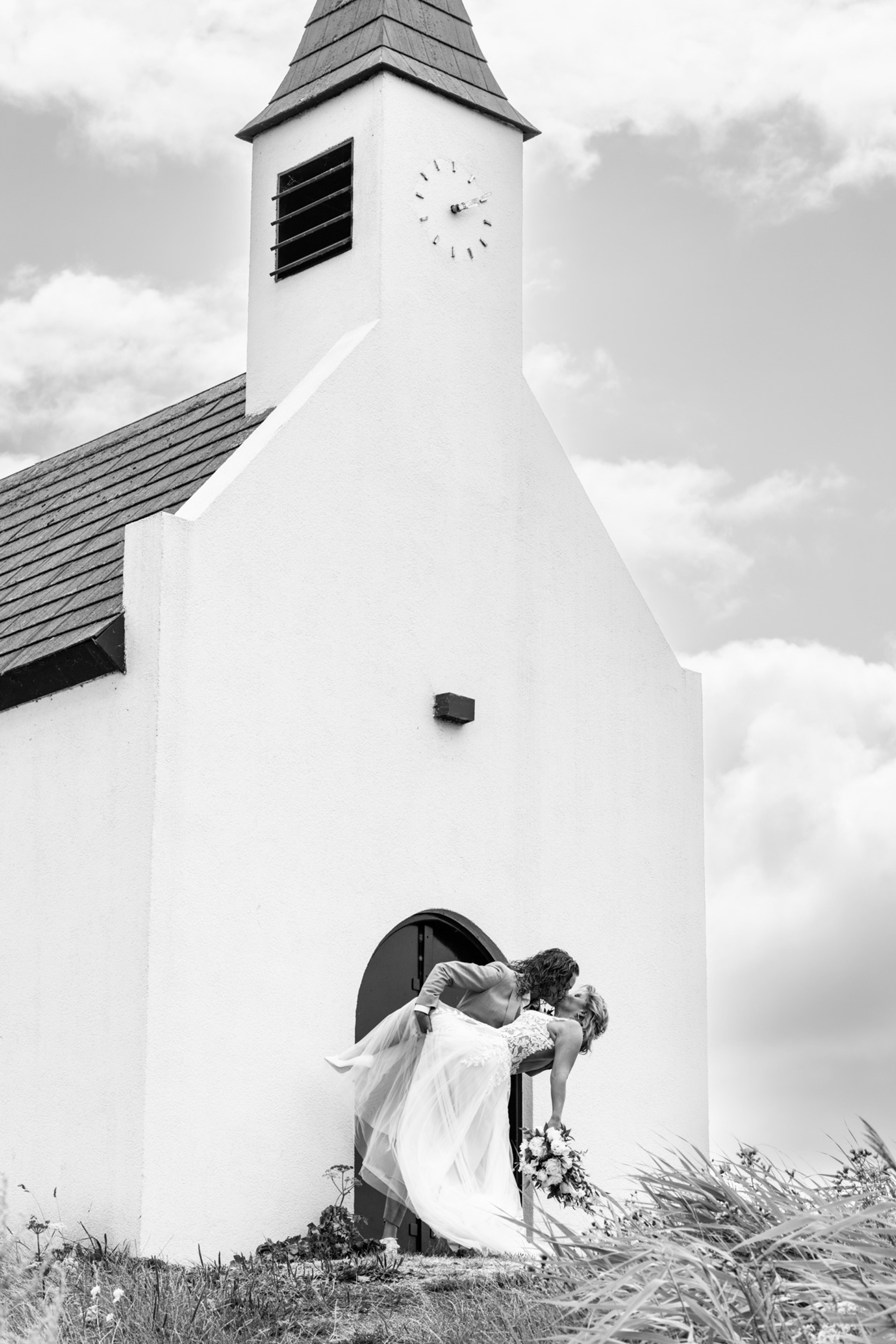 Zwart-wit portret voor de kerk