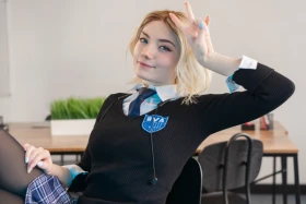 Gwen (Student Outfit) - 2