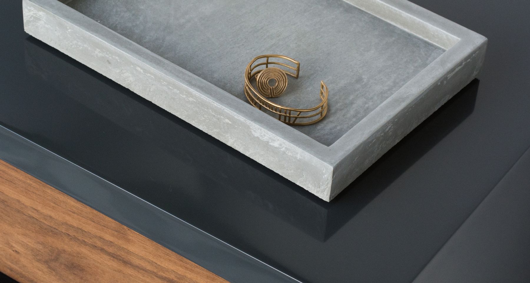 Concrete valet tray by KomoLab