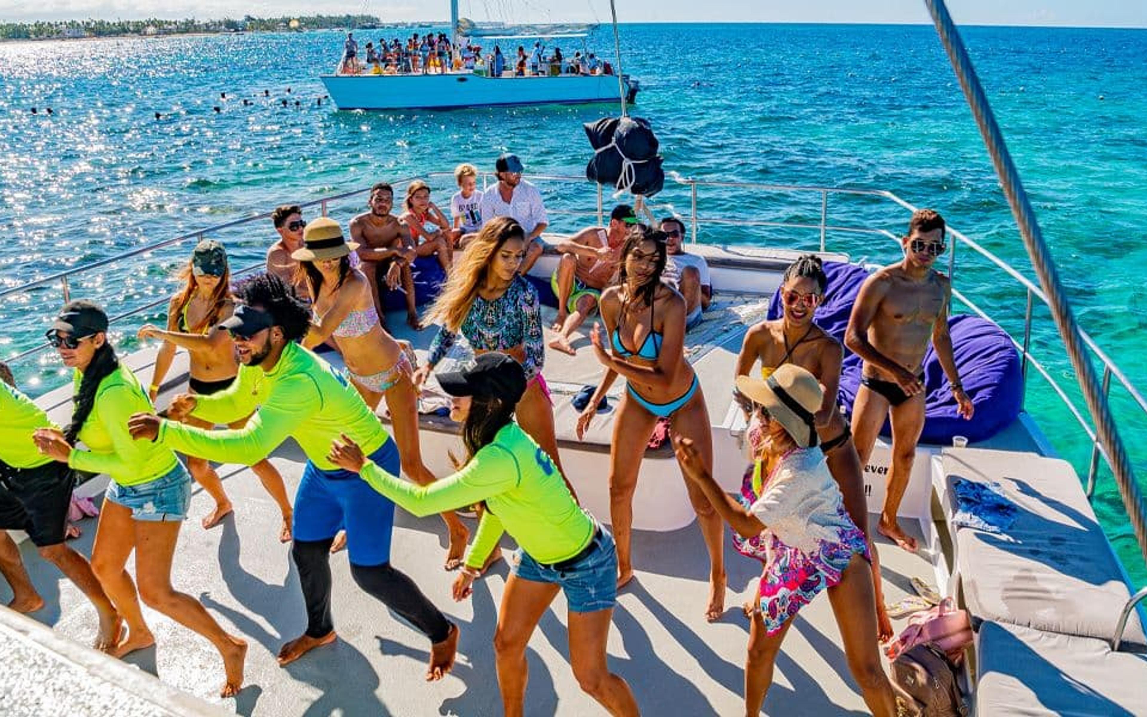 Private Catamaran Tour Along Bavaro Coast — 3