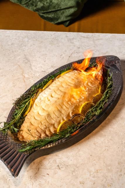 Loup de mer entier en croûte de sel, flambé en salle chez Bisou Phuket