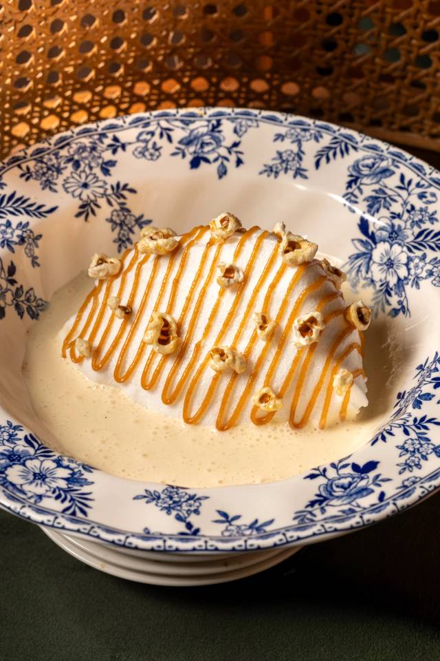 Ile flottante, creme anglaise, pop corn, caramel