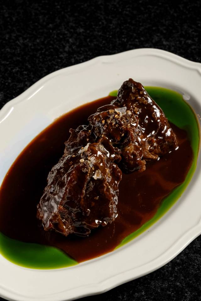 Beef bourguignon, red wine sauce, carrot