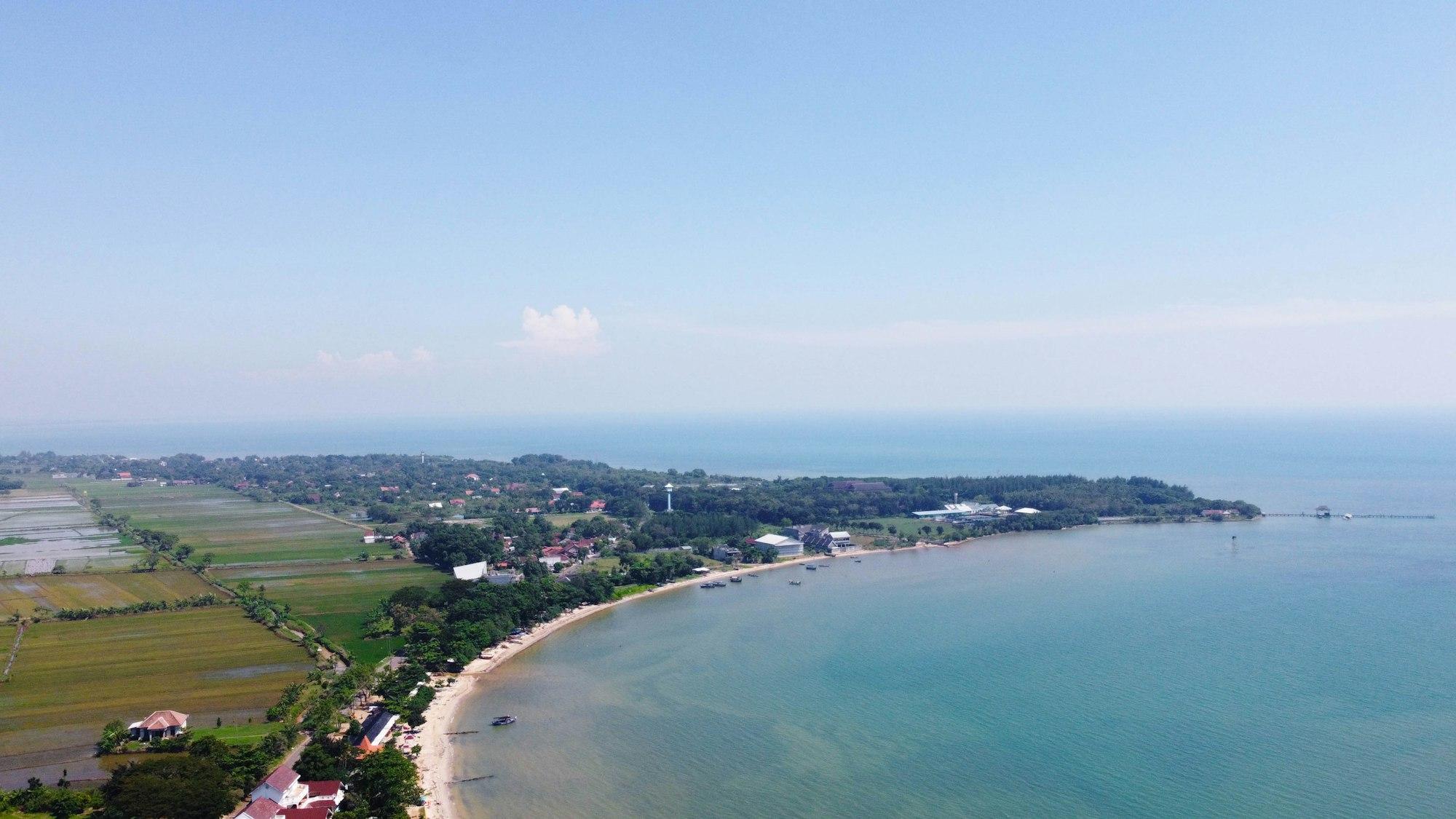 Garis pantai Karimunjawa dari udara dengan laut toska