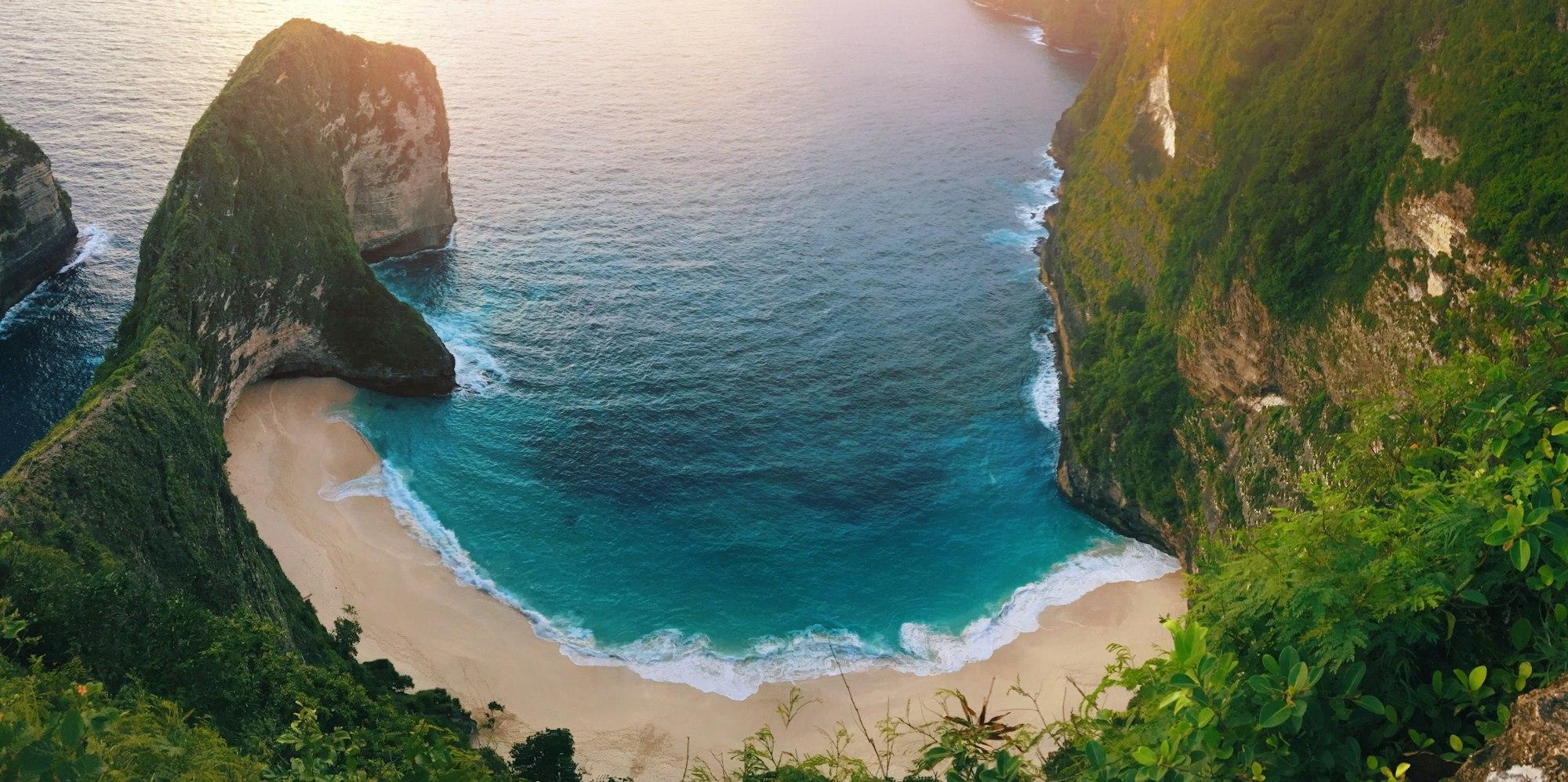 Ombak memecah di pantai Nusa Penida dari udara