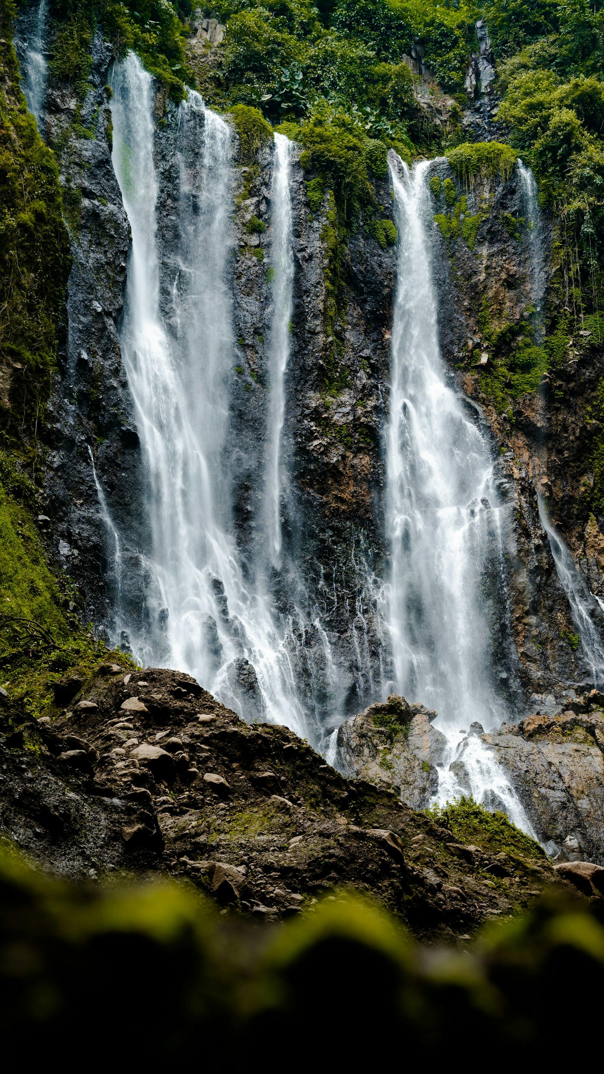 Aliran deras air terjun Tumpak Sewu dari dekat