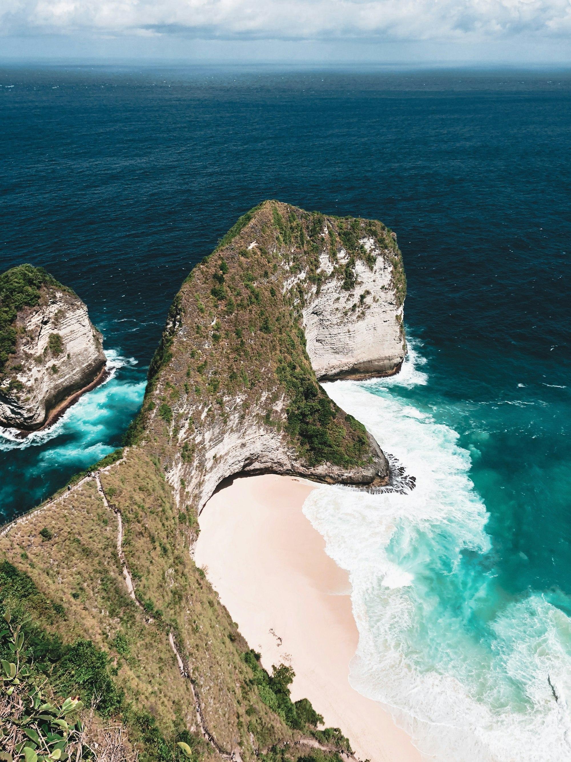 Teluk pasir putih diapit tebing Nusa Penida