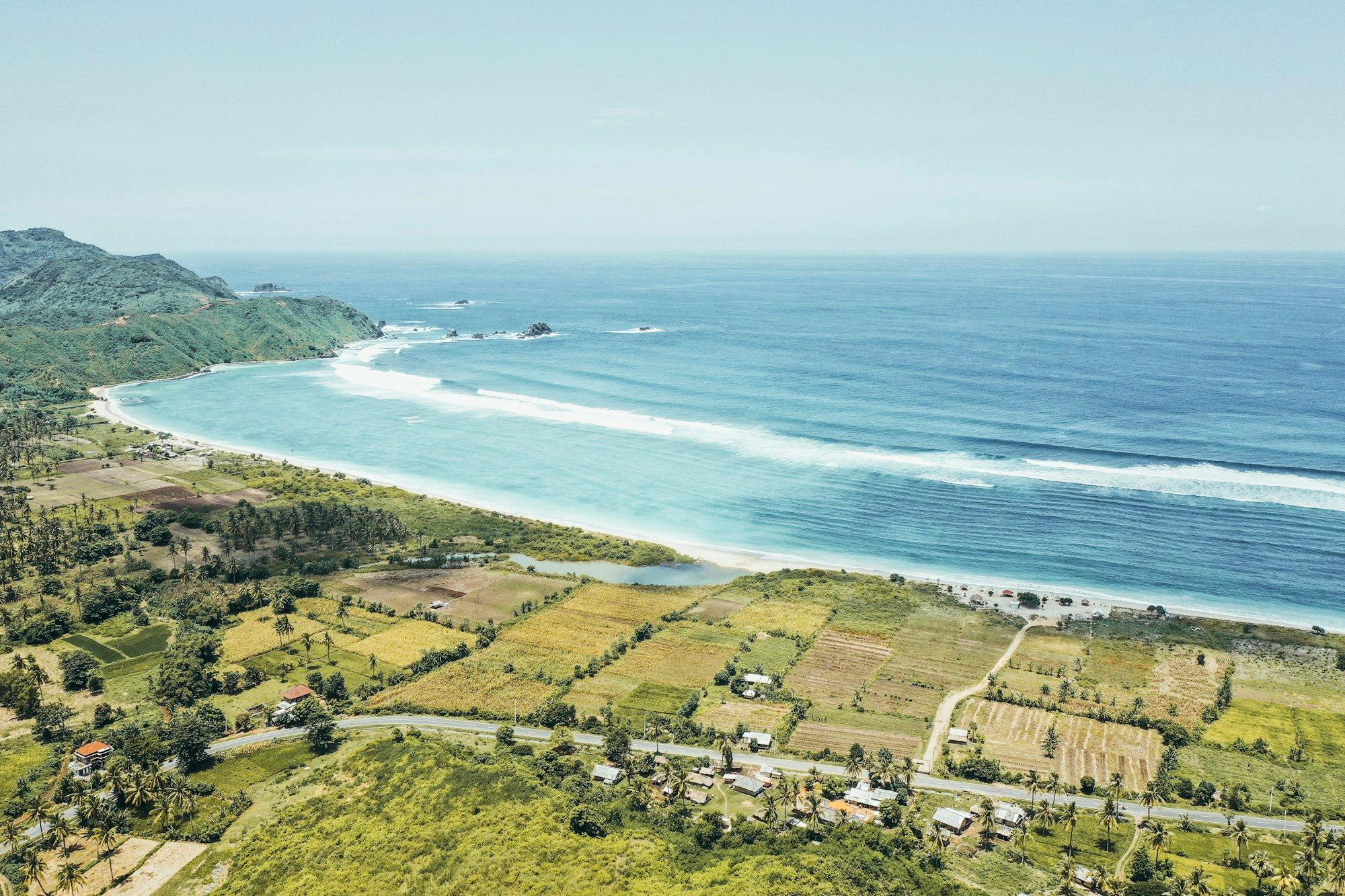 Pesisir selatan Lombok dengan ombak dan sawah