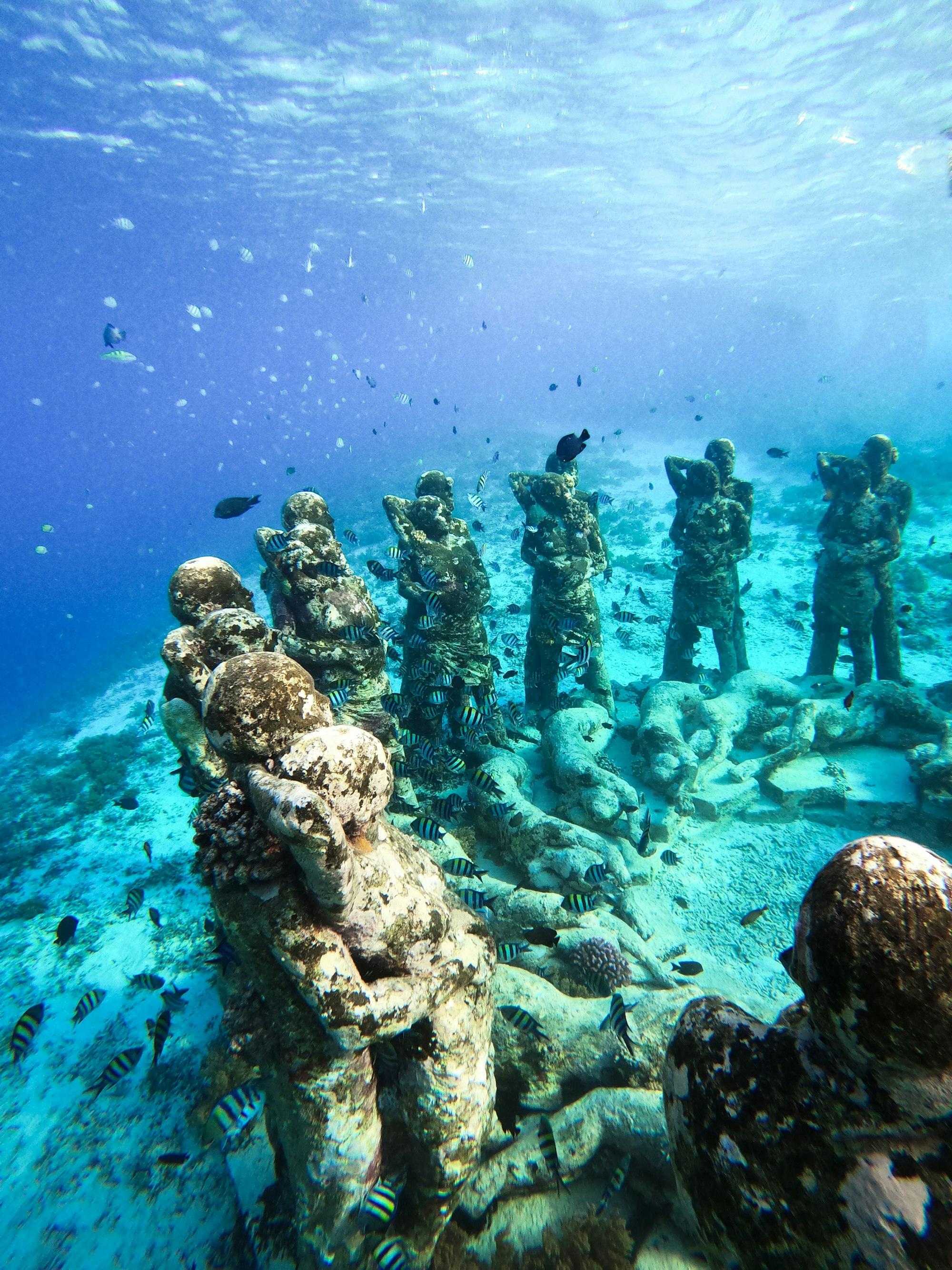Patung bawah laut Gili Meno ditumbuhi karang