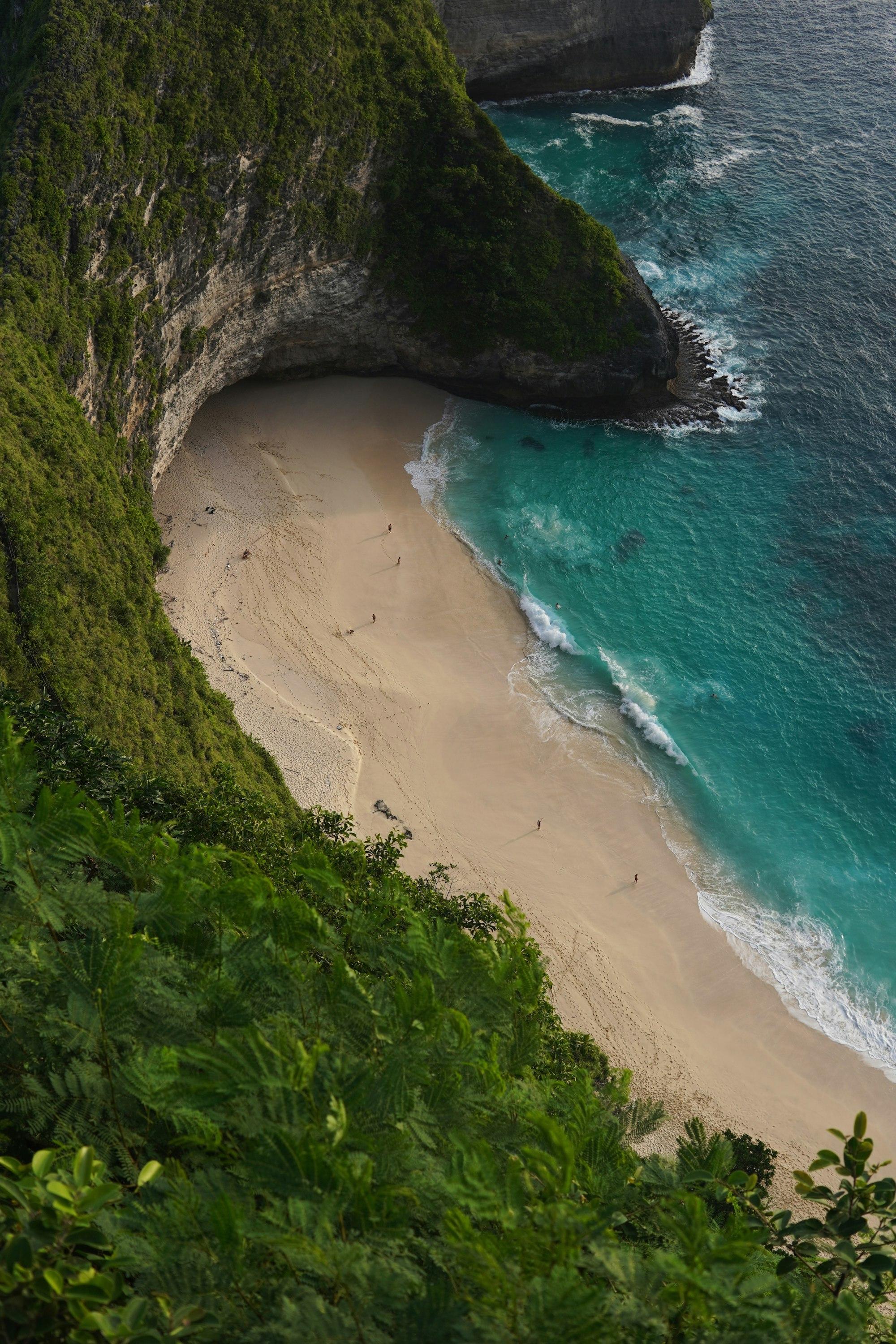 Tebing hijau dan pantai tersembunyi Nusa Penida