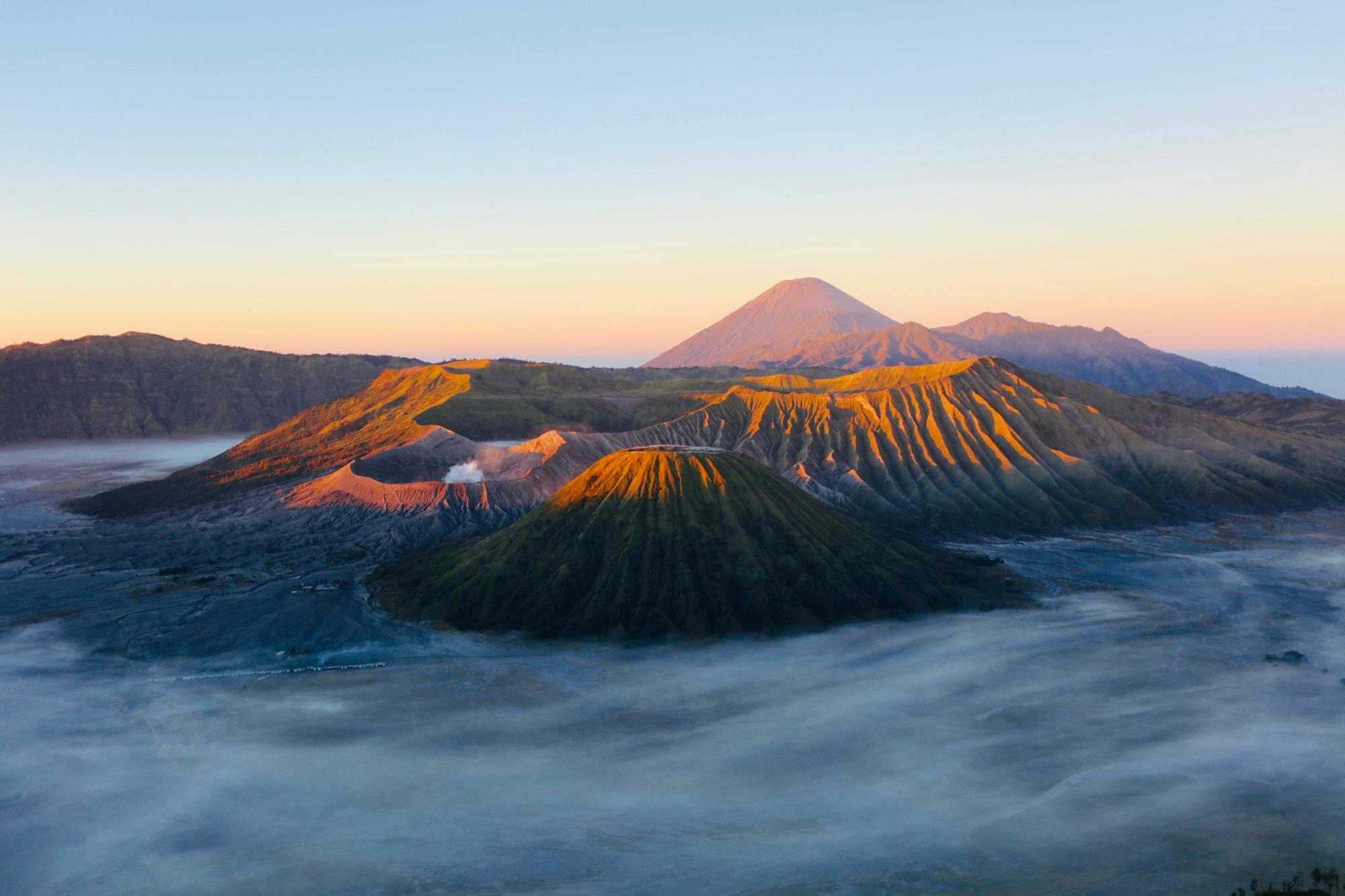 Panorama Bromo dengan langit jingga saat subuh