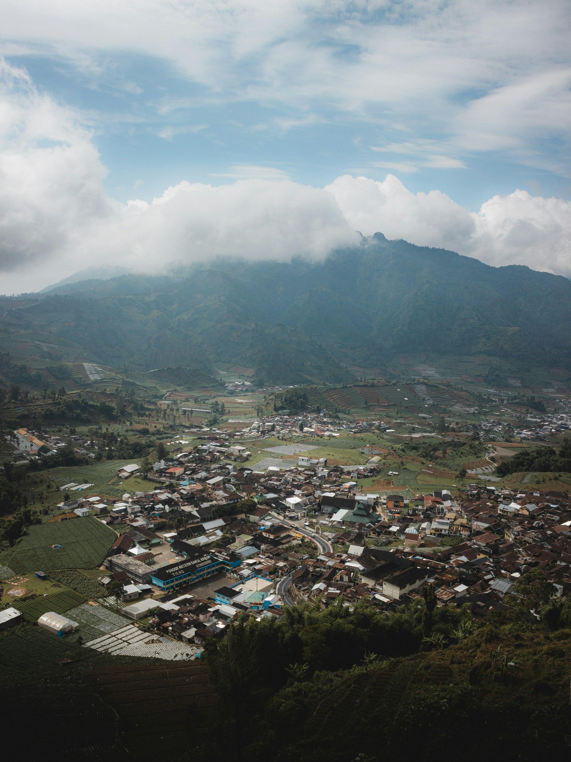 Desa di lembah Dieng di bawah gunung berkabut