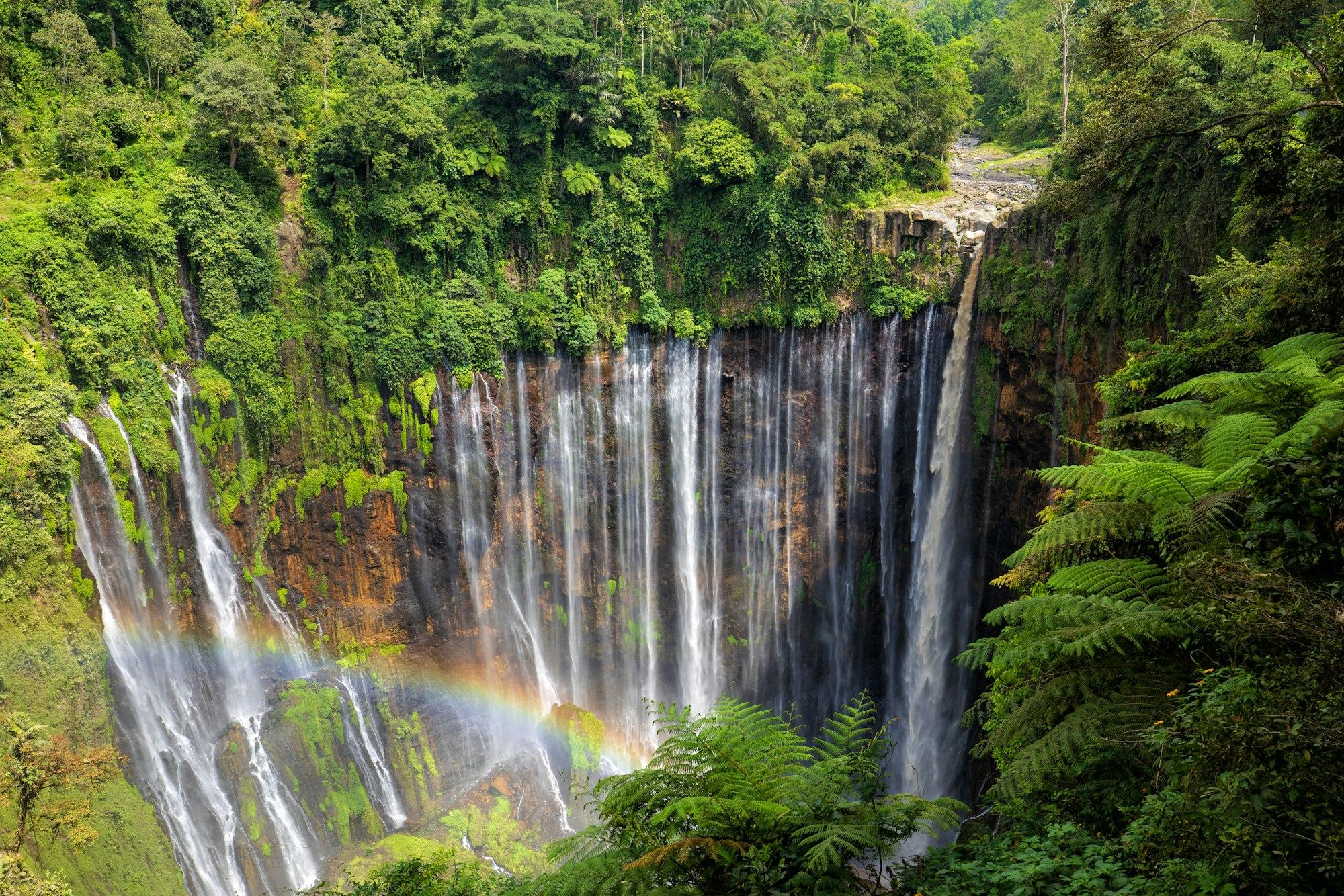 Pelangi di depan air terjun Tumpak Sewu