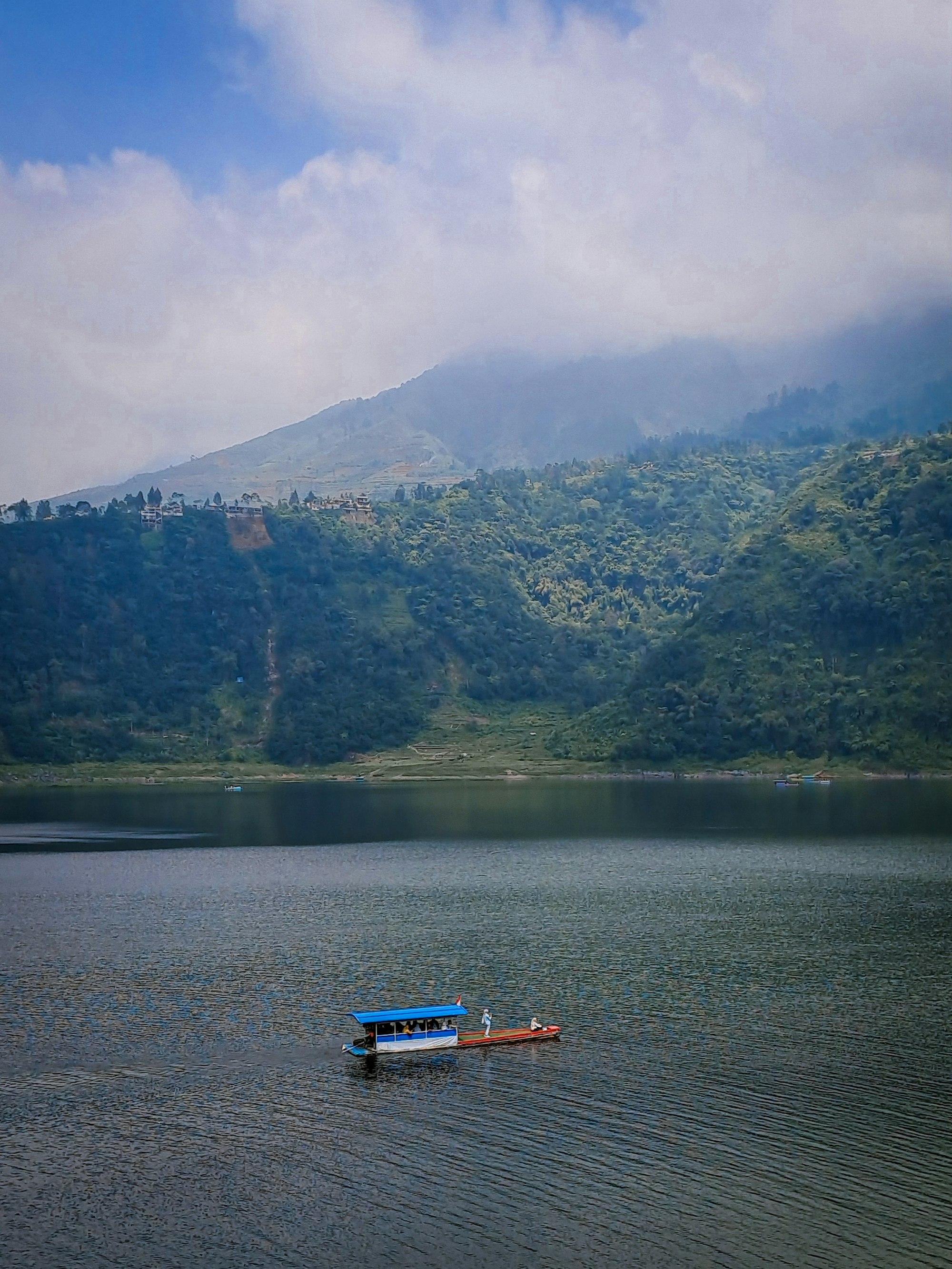Telaga di antara bukit hutan dataran tinggi Dieng
