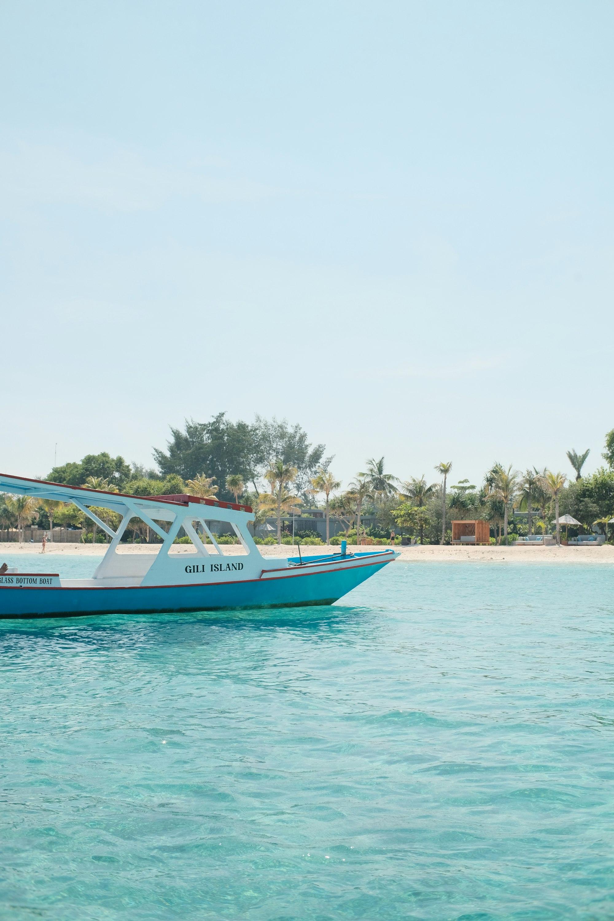 Perahu biru di air jernih Gili, Lombok