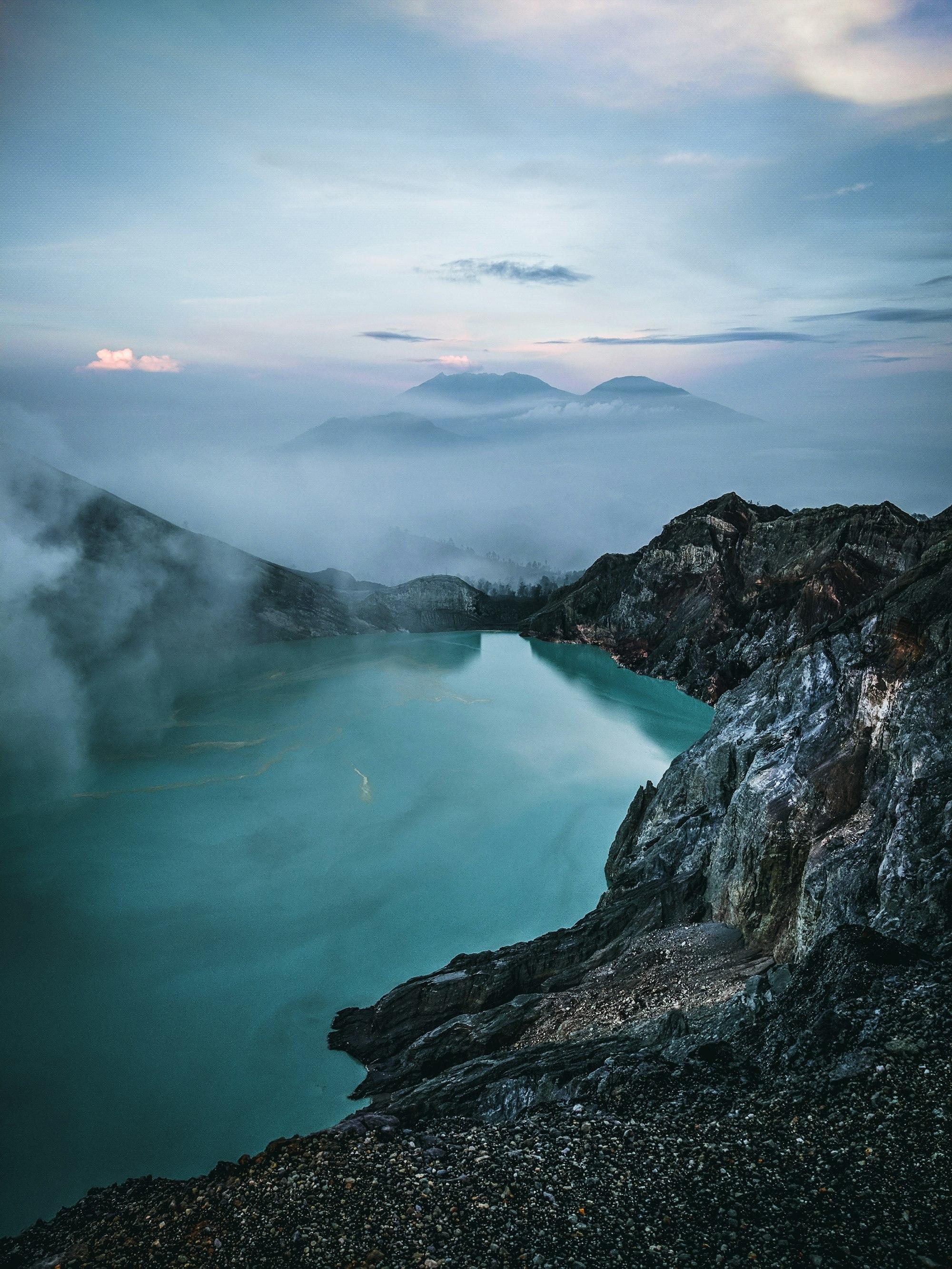 Danau kawah Ijen berwarna toska dengan kabut belerang