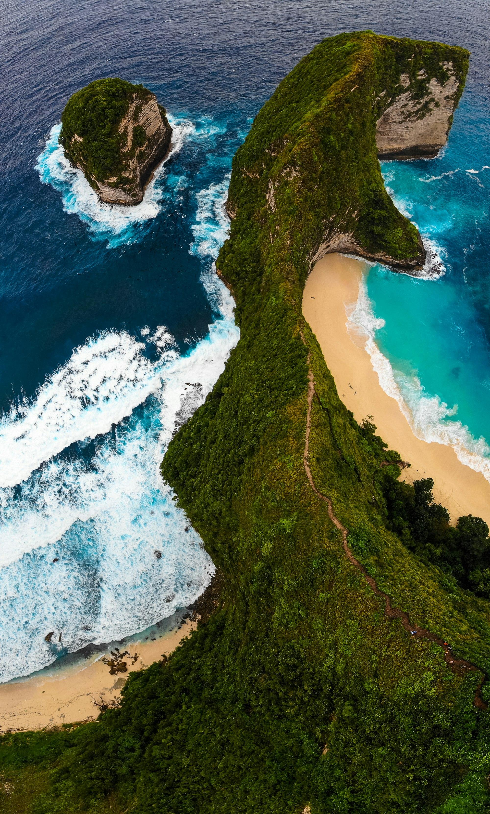 Punggungan tebing Kelingking dan pantai dari atas