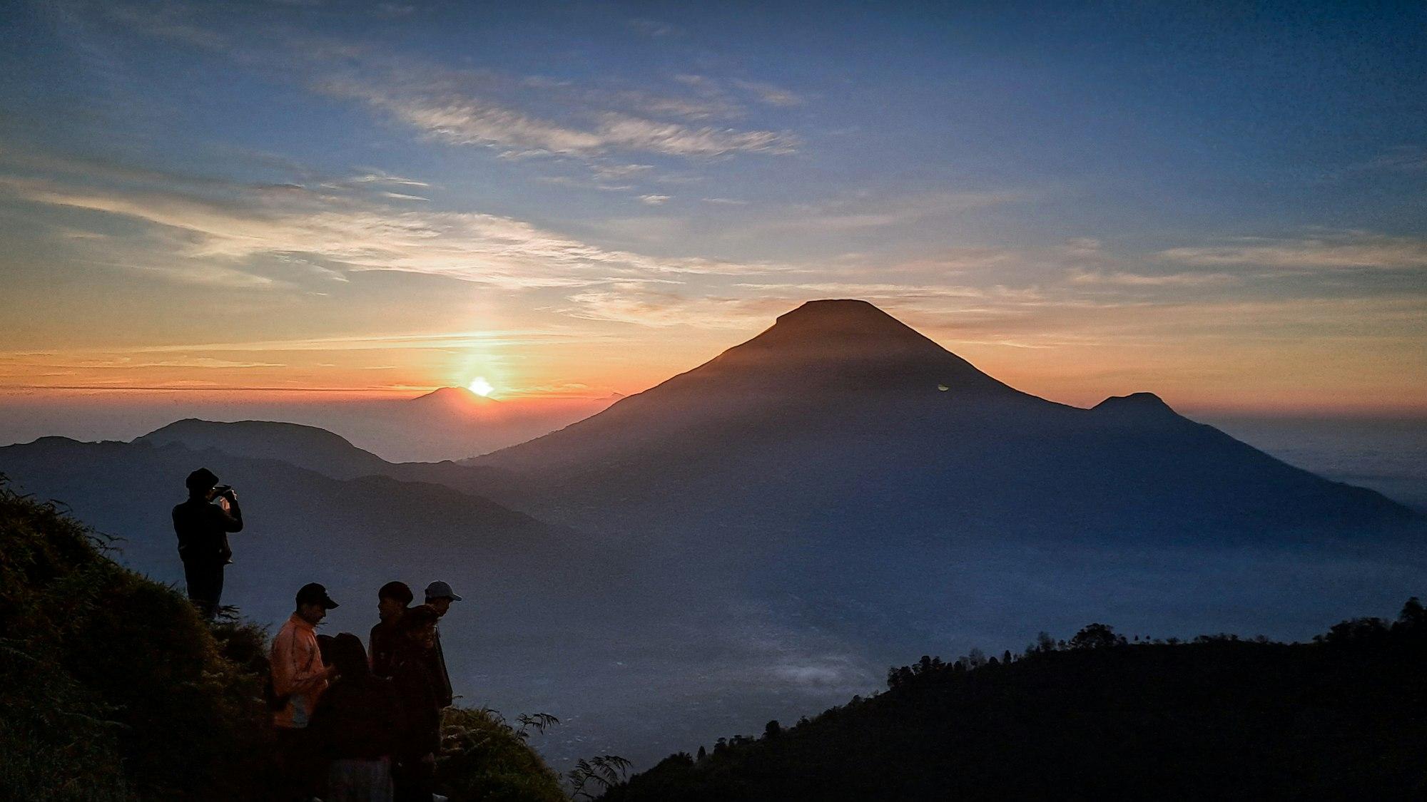 Rombongan menikmati matahari terbit dari bukit