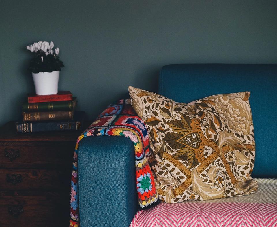 Canapé bleu avec plaid et coussin