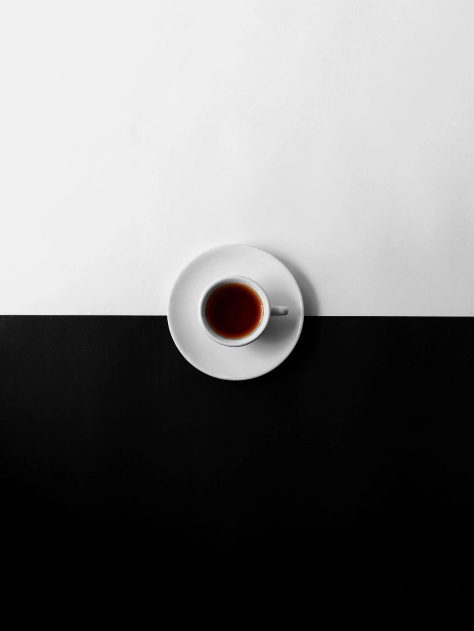 Tasse de café simulant le ying et le yang