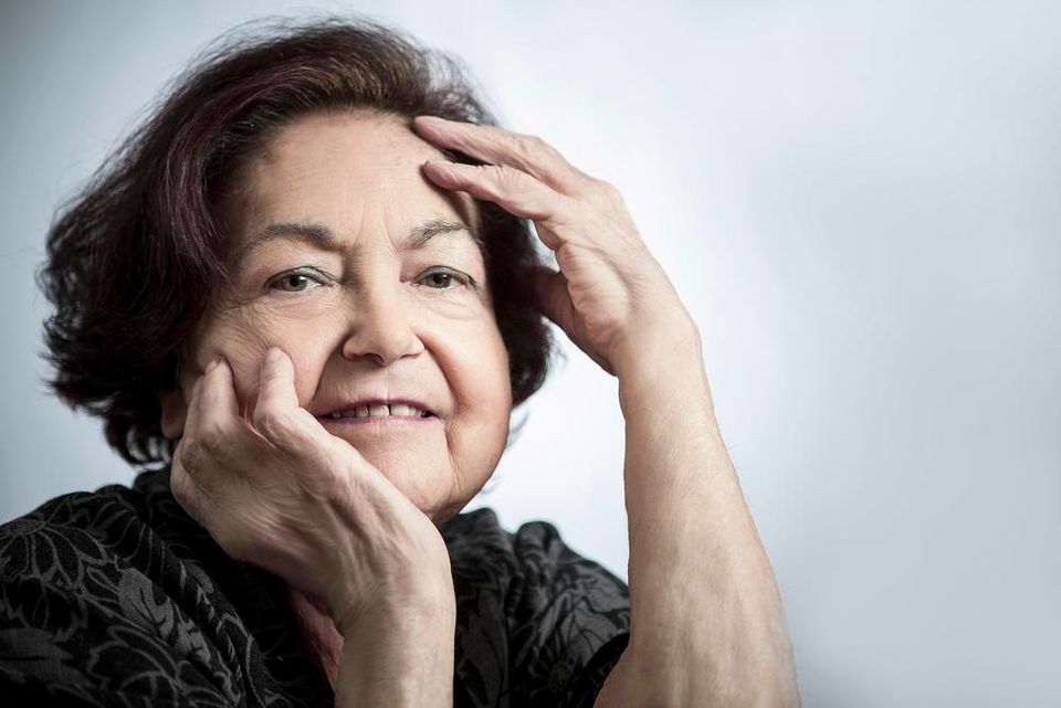 Françoise Héritier, portrait avec mains sur le visage