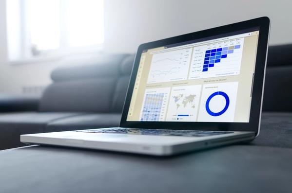Ordinateur ouvert sur google analytics