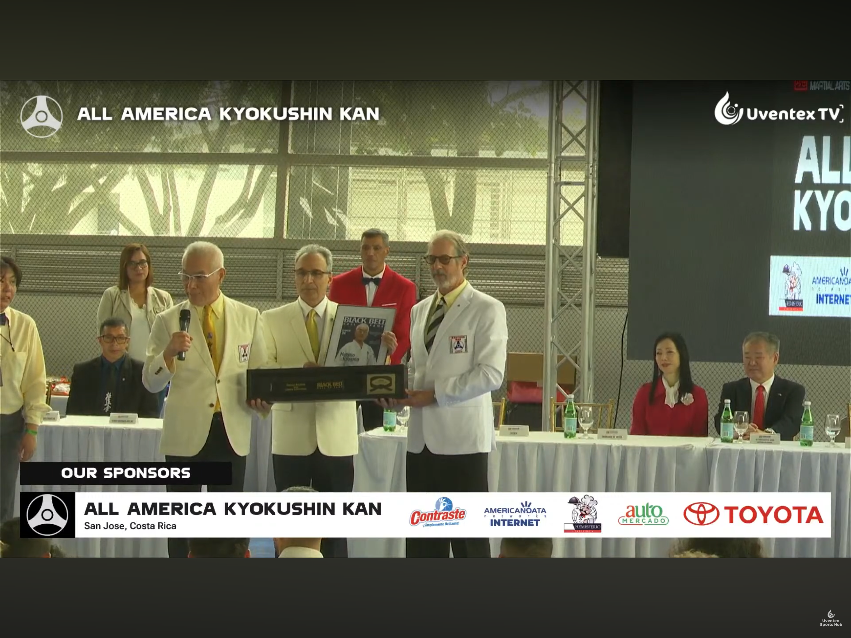 Presenting BB Mag Hall Of Fame award to Kaicho