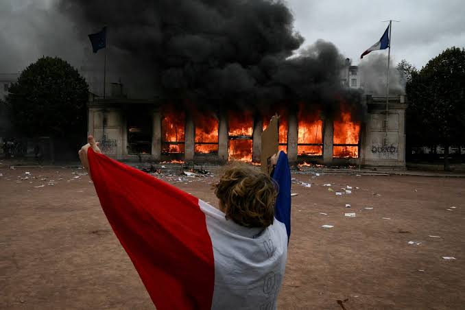 France Unrest Triggers Debt Sell-Off and Pressures Macron