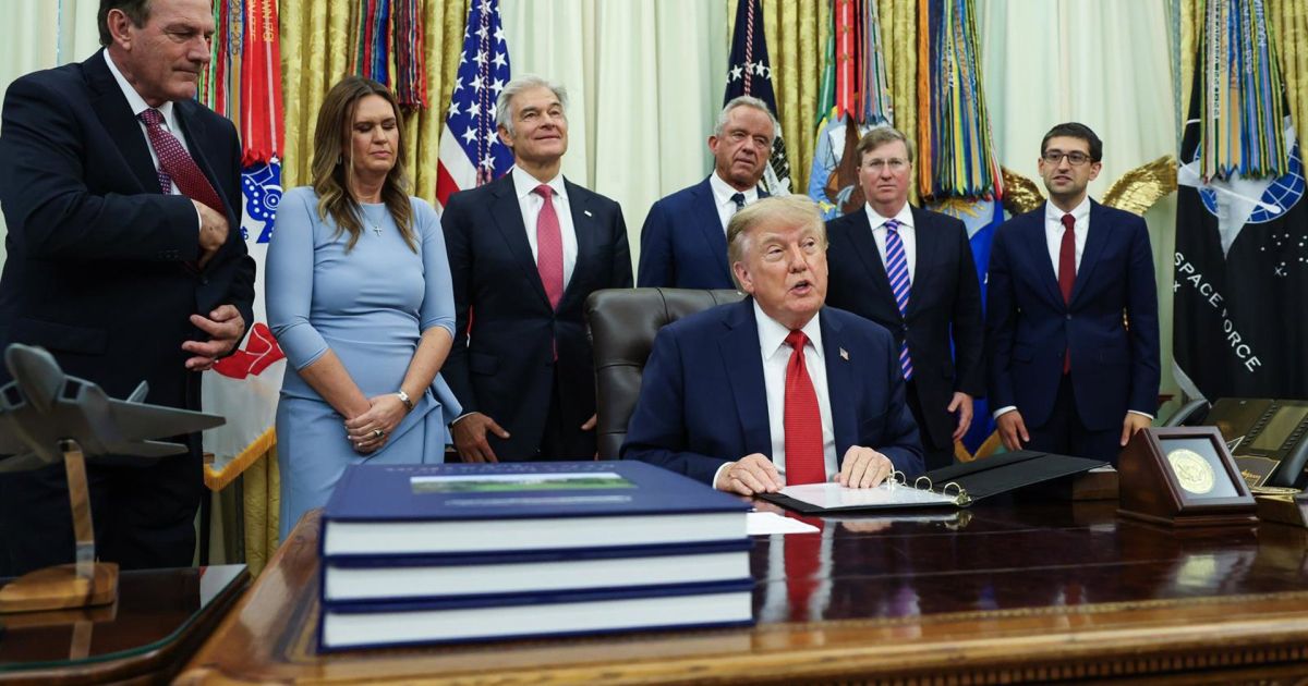 Trump Signs Russia-Iran Sanctions Law, Opens Door to 100% Tariffs on Russian Oil Buyers