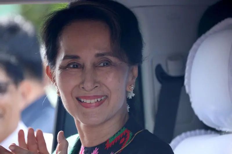 Aung San Suu Kyi Meets Red Cross Official in Rare Contact