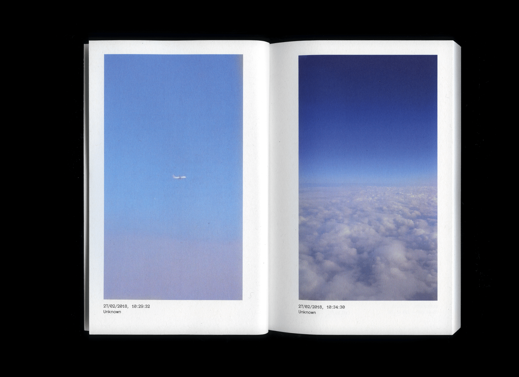 Double page de Raw images of Japan : un avion dans un ciel bleu et une mer de nuages vue du hublot, la date et l’heure sous chaque photo.