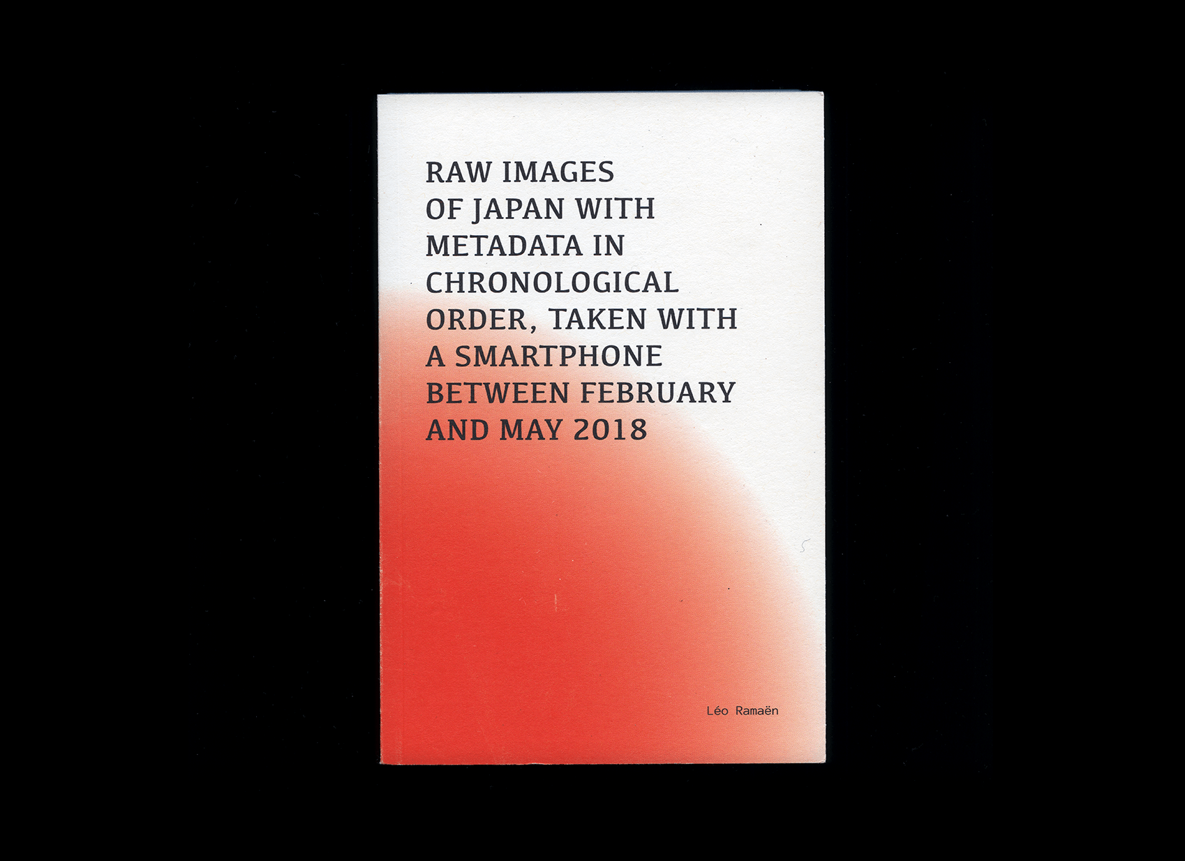 Couverture de la micro-édition Raw images of Japan : le titre en capitales noires sur une tache rouge dégradée qui évoque le drapeau japonais.