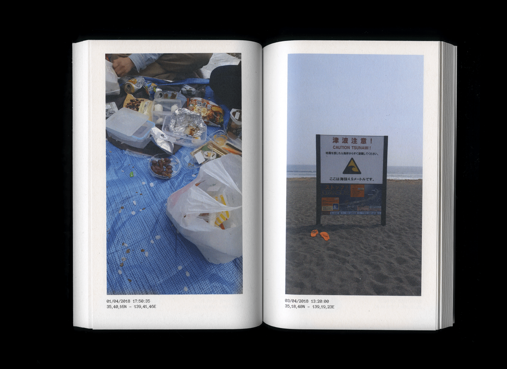 Double page de Raw images of Japan : les restes d’un pique-nique sur une bâche bleue et un panneau d’alerte au tsunami sur une plage.