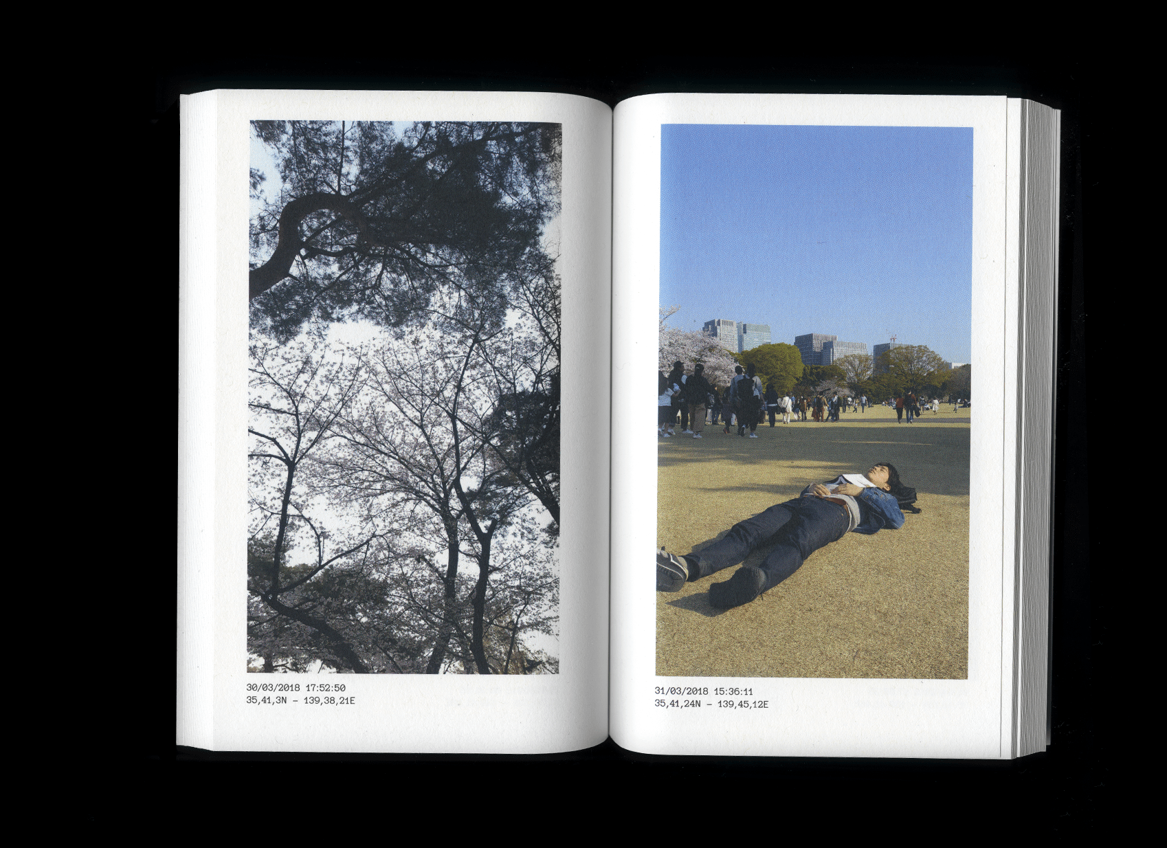 Double page de Raw images of Japan : des branches de cerisier contre le ciel et une personne allongée dans l’herbe d’un parc, avec leurs coordonnées GPS.