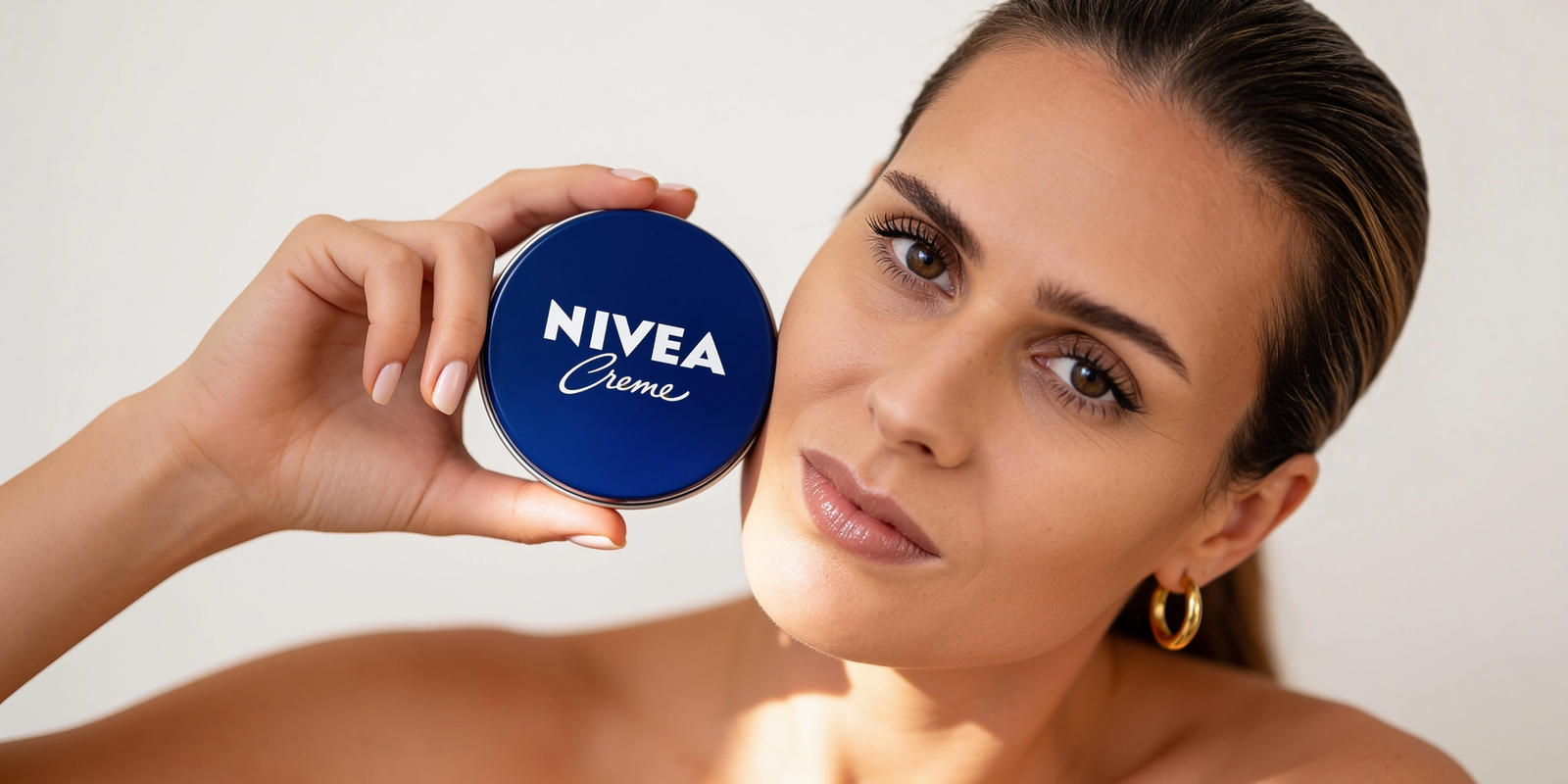 Beauty-Porträt eines KI-Models, das eine blaue Cremedose neben das Gesicht hält