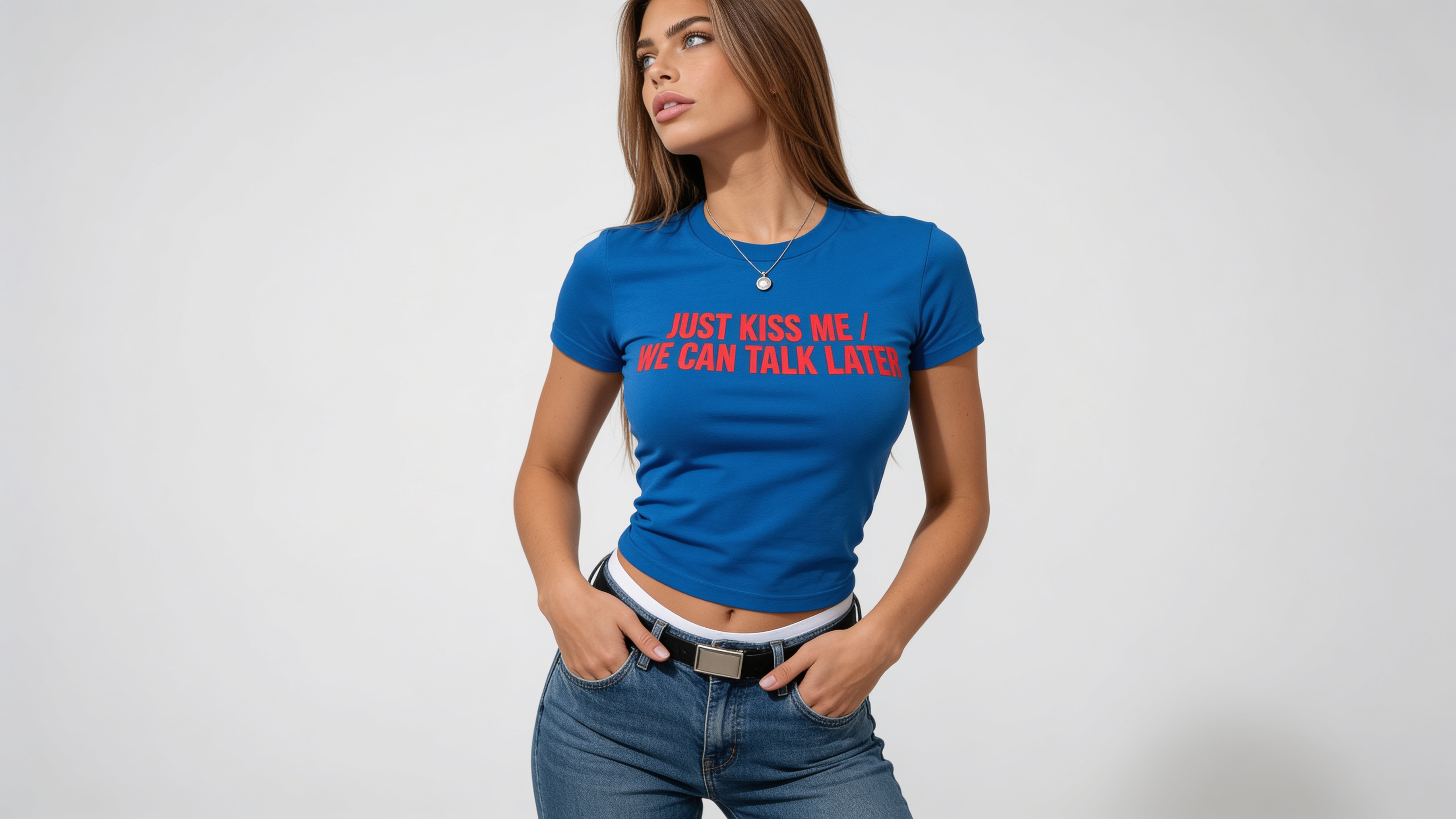KI-Model im blauen T-Shirt mit Aufdruck und Jeans vor hellem Hintergrund