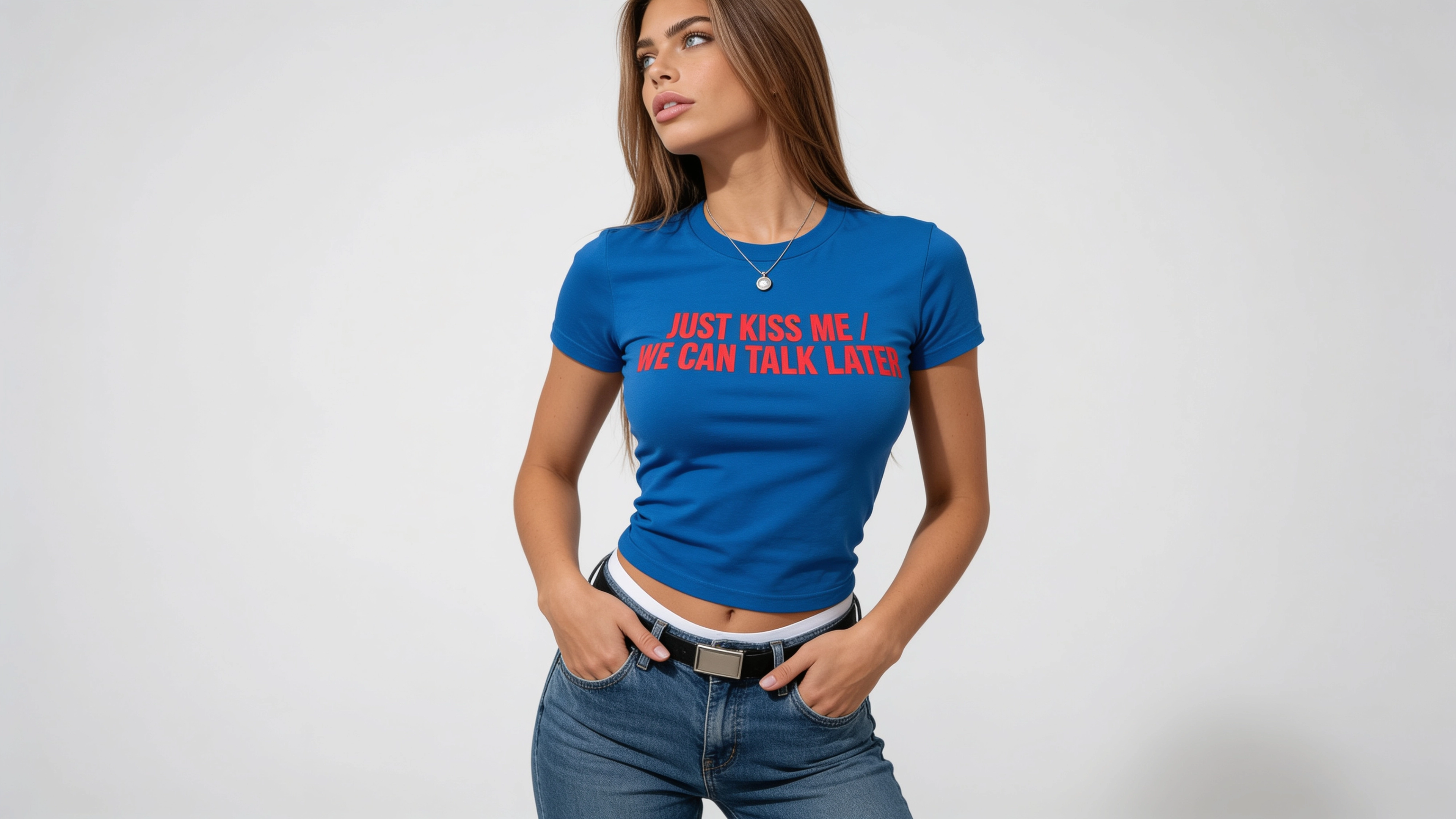 KI-Model im blauen T-Shirt mit Aufdruck und Jeans vor hellem Hintergrund