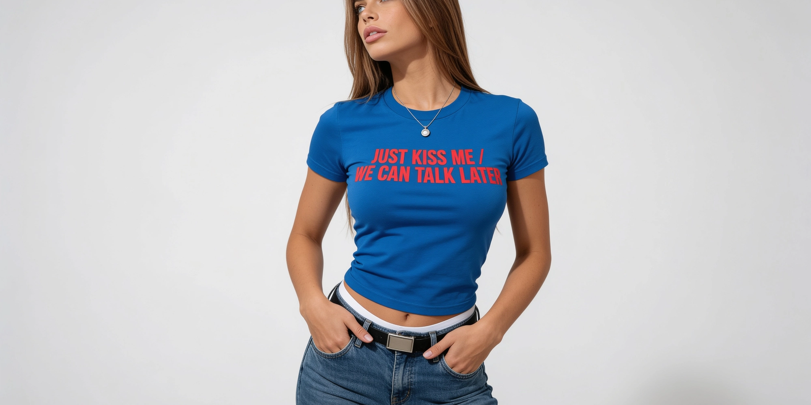 KI-Model im blauen T-Shirt mit Aufdruck und Jeans vor hellem Hintergrund