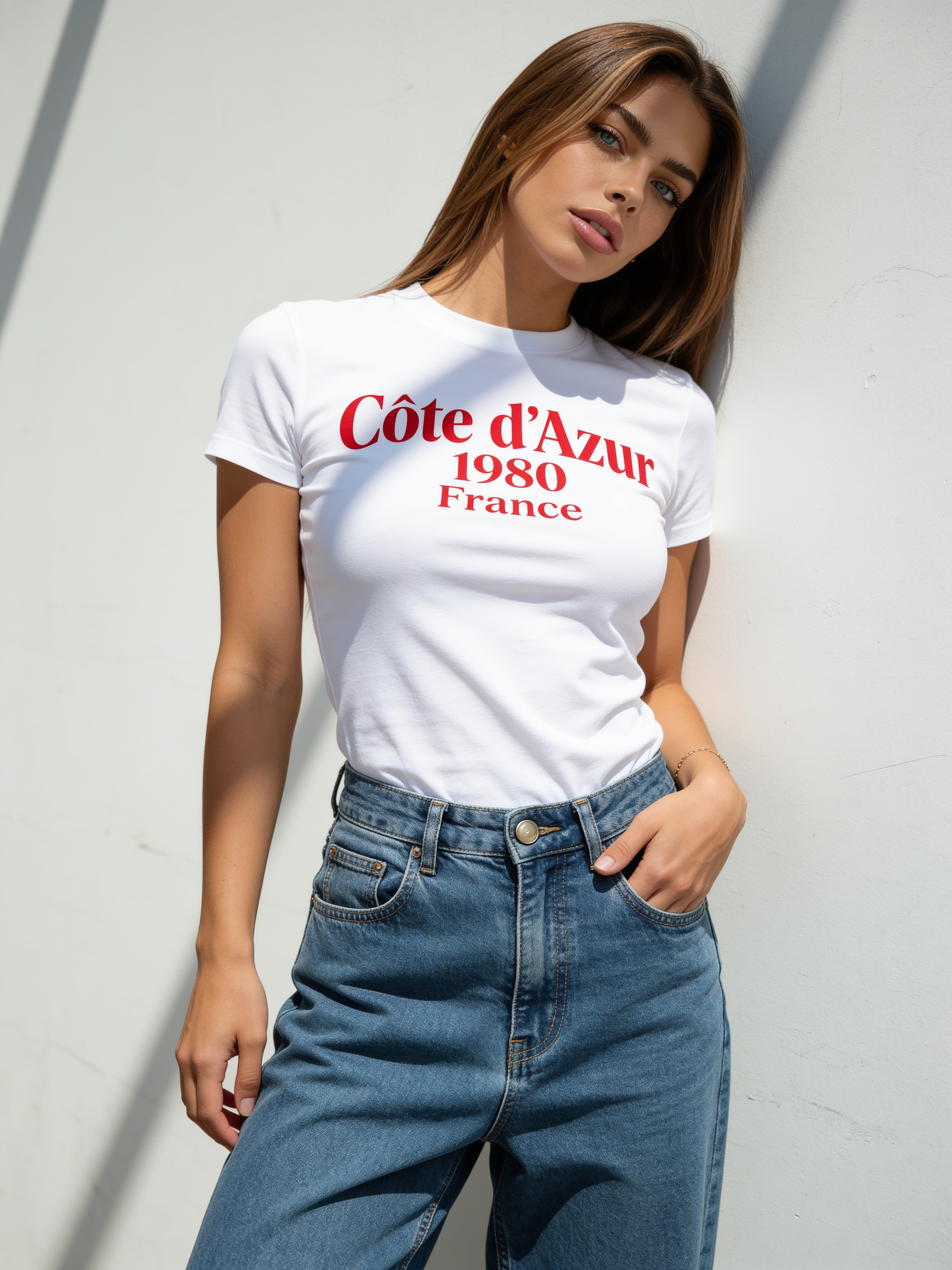 KI-Model im weißen T-Shirt mit Print und hellblauer Jeans an einer Wand