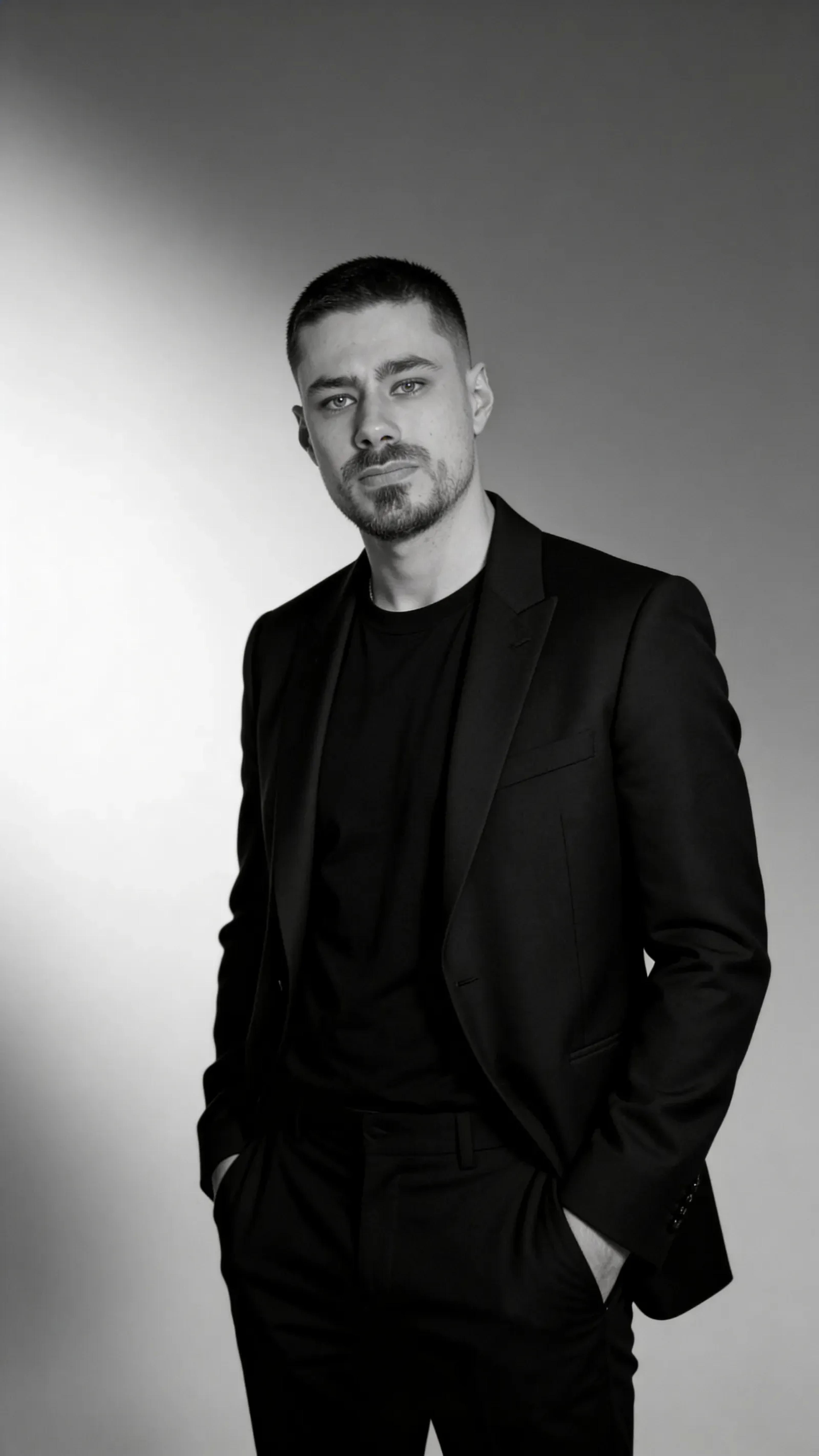 Fotorealistischer männlicher Digitaler Zwilling im schwarzweiß Look im Anzug, Business Porträt, Trickhouse KI-Model-Agentur