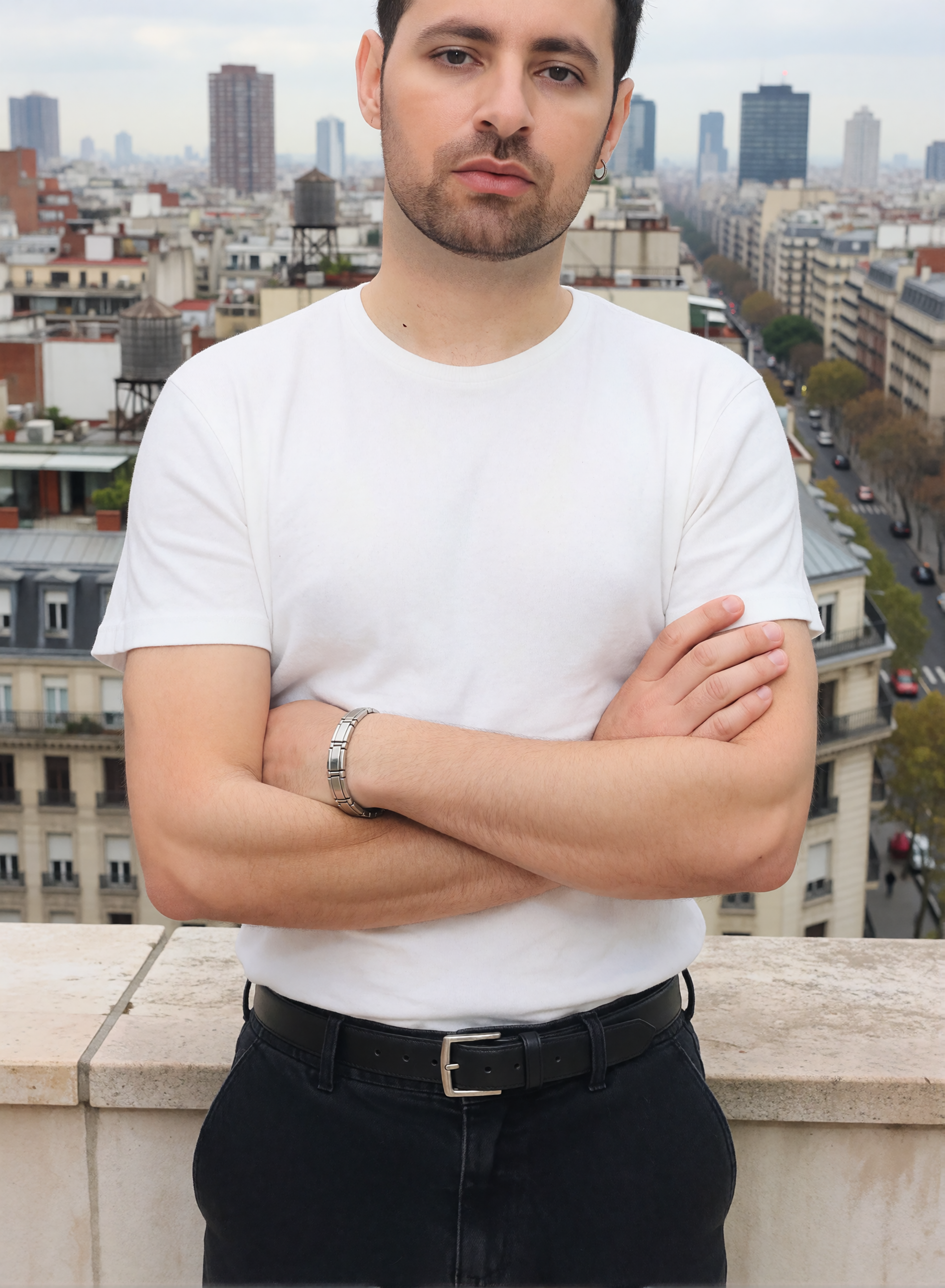 Digitaler Zwilling von Bruno Dias im weißen T-Shirt und schwarzer Hose mit verschränkten Armen vor einer urbanen Skyline.