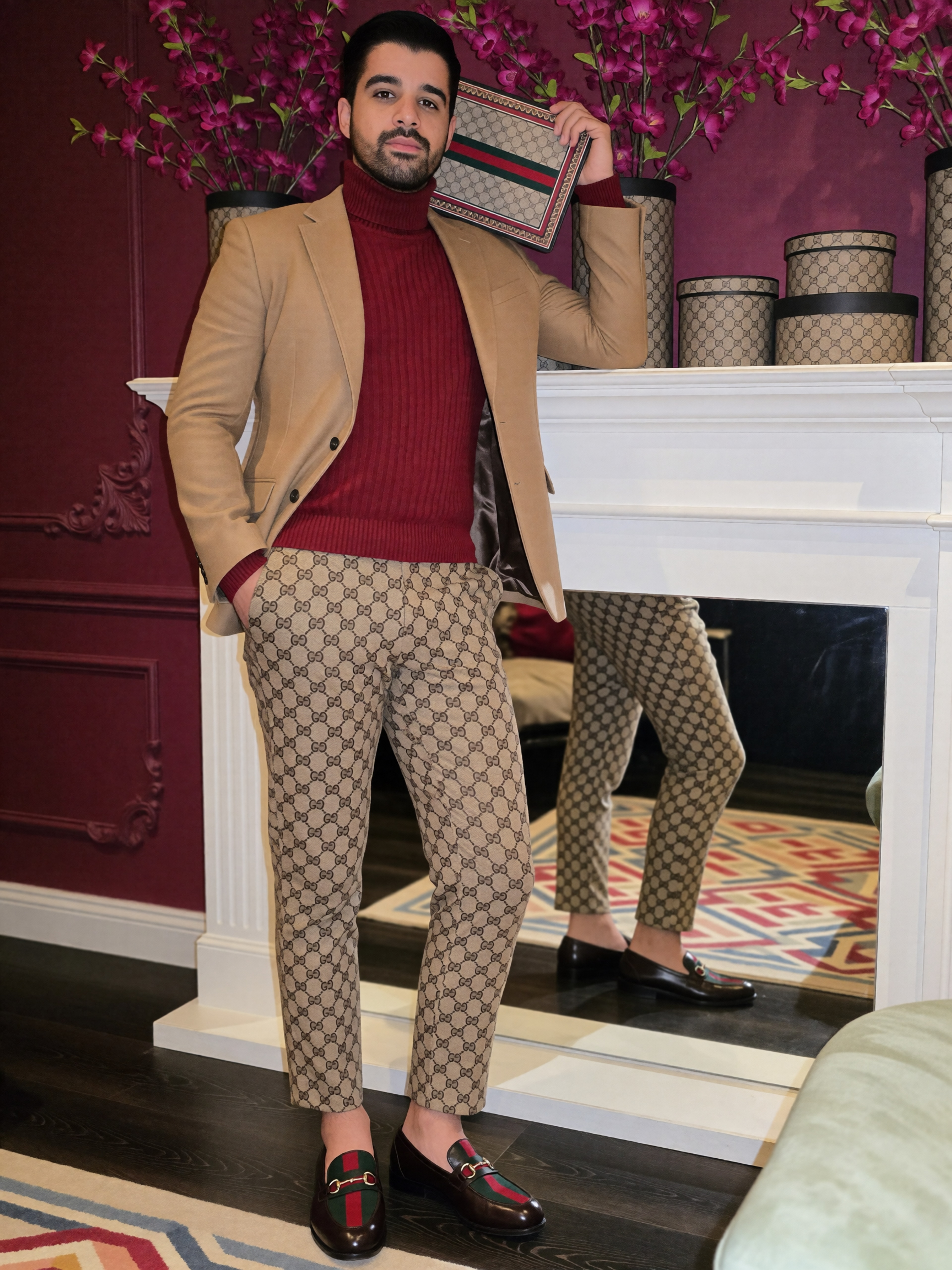 Alt-Text: „Digitaler Zwilling von Mousaab Ainouche in Gucci-Look mit beigem Sakko, bordeauxrotem Rollkragenpullover, gemusterter Hose und Loafern bei einem luxuriösen Fashion-Shooting.