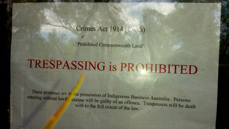 p2291-rubbish-in-house-sign