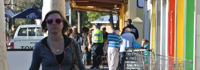 p2142-police-at-bottleshop-