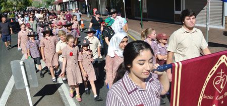 p2325-Anzac-march-13